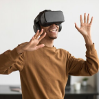 Óculos de realidade virtual com feedback tátil proporcionam uma experiência sensorial completa, imergindo usuários em ambientes digitais.